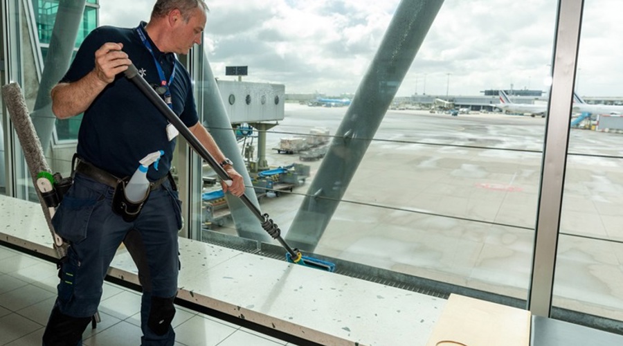 Jorgen Kessens Aan Het Werk Op Schiphol